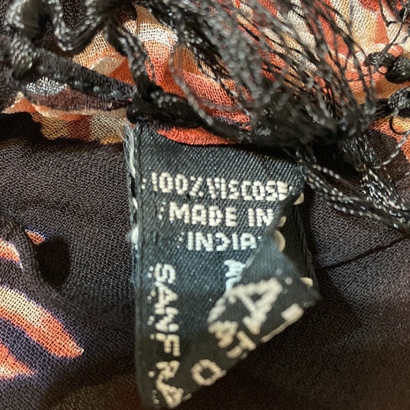 “ATG”ALL THAT GLITTERS OF SAN FRANCISCO BRAND NEW FLORAL FRINGED SCARF/SHAWL - Picture 9 of 10
